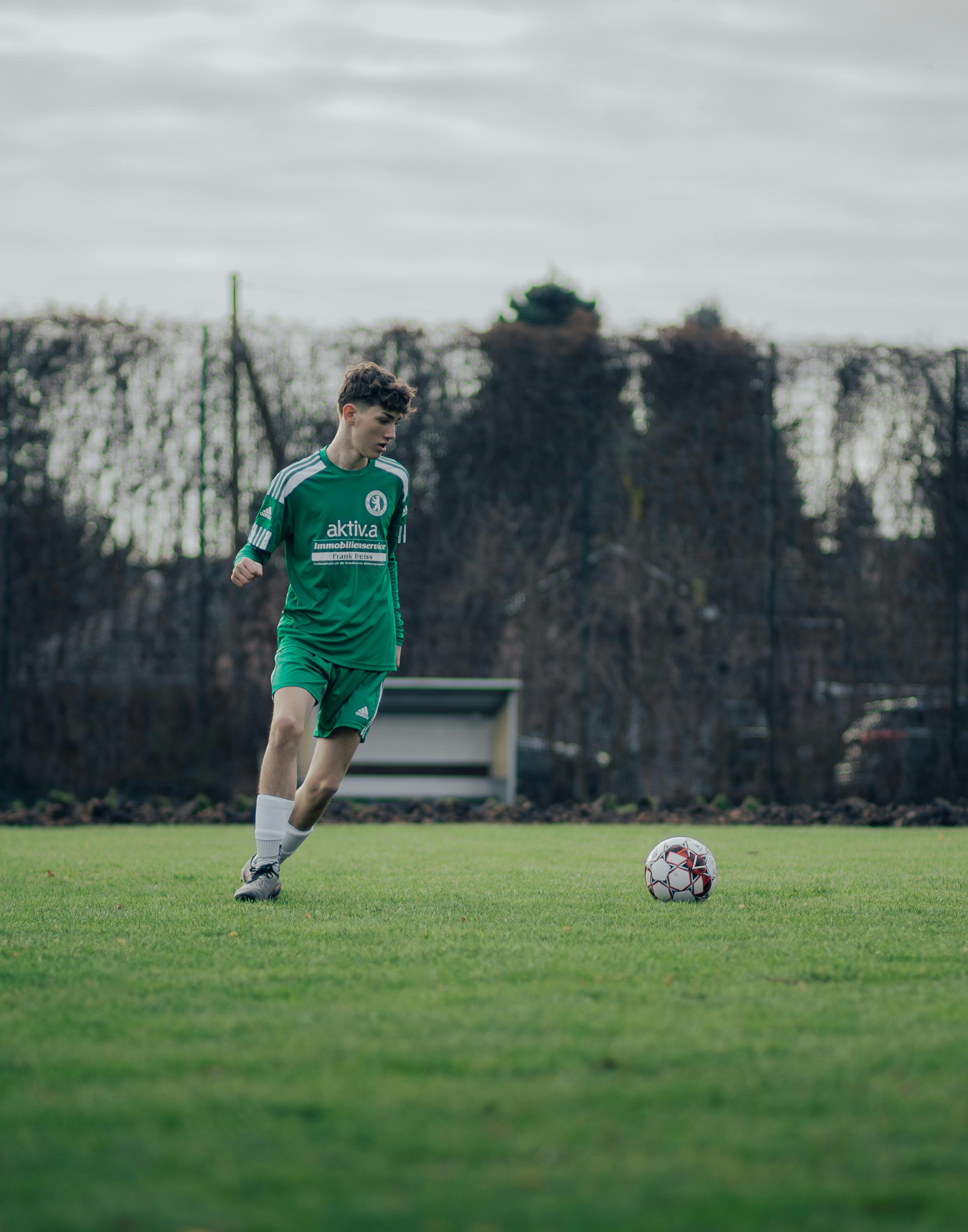 Jugendlicher beim Fußballtraining